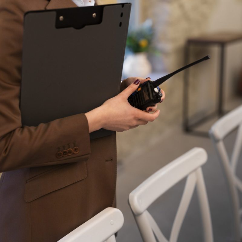 female-wedding-planner-working-ceremony (3)